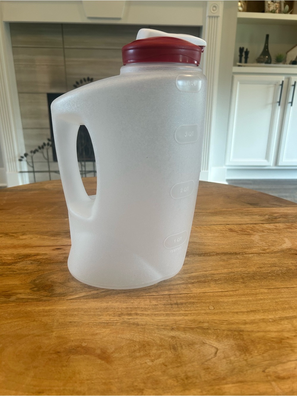 Rubbermaid 1 Gallon Plastic Water Jug with Handle and Red Flip Lid